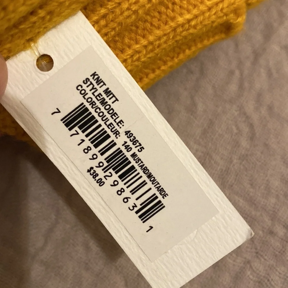 ETEREO MUSTARD YELLOW KNIT MITTENS. New